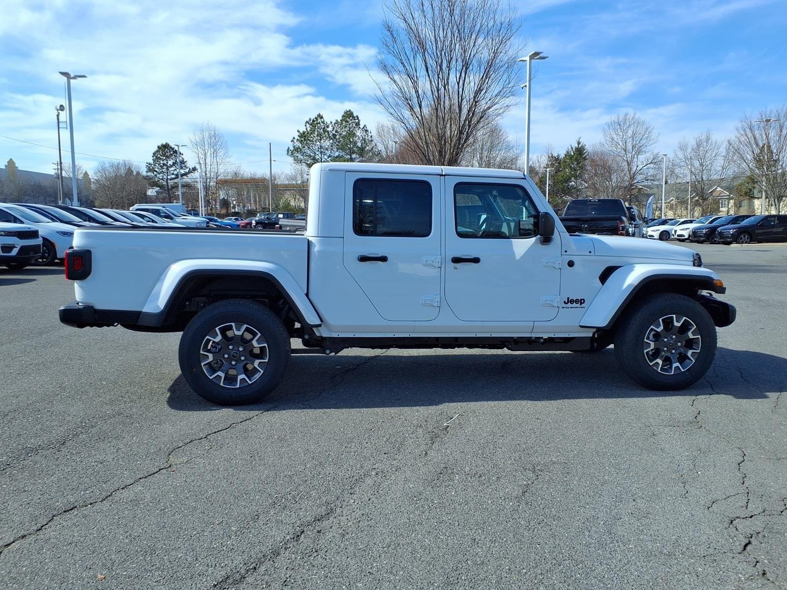New 2026 Bright White Clear-Coat Exterior Paint Jeep Sahara image 9