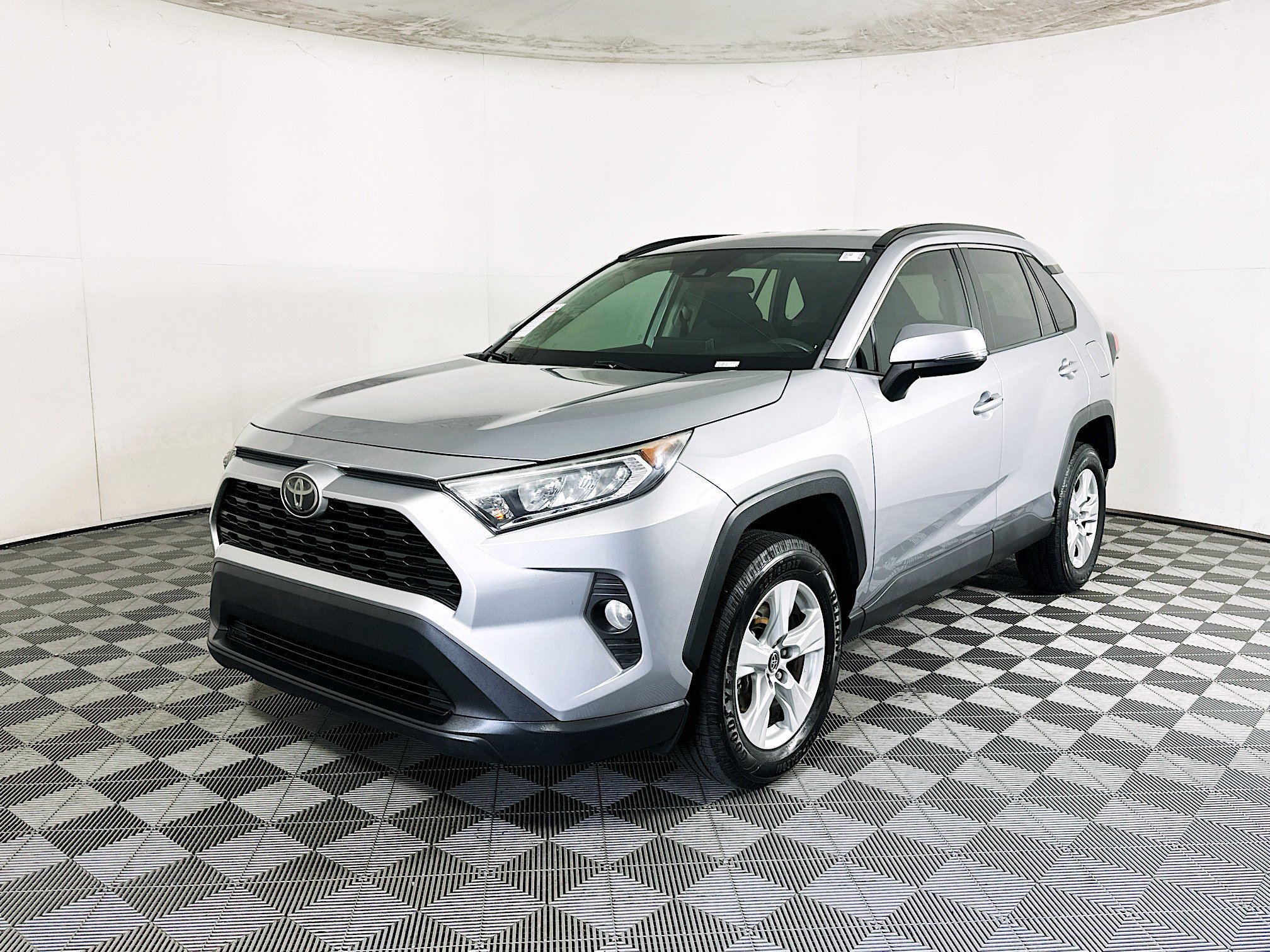 Used 2020 Silver Sky Metallic Toyota XLE image 7