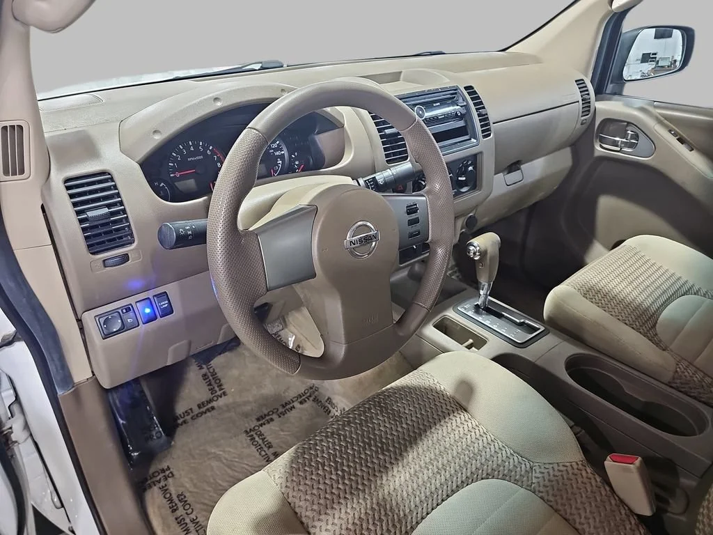 Used 2005 White Nissan SE image 19