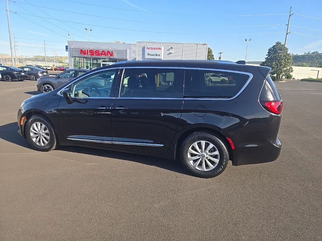 Used 2019 Black Chrysler Touring L image 8