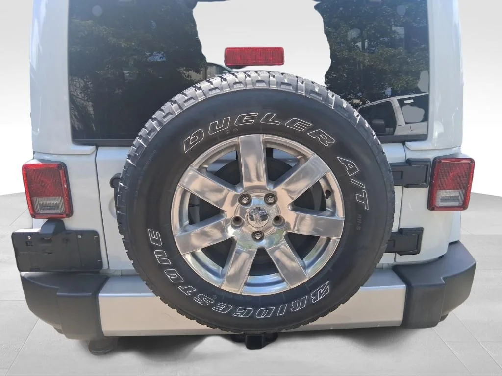 Used 2015 White Jeep Unlimited Sahara image 5