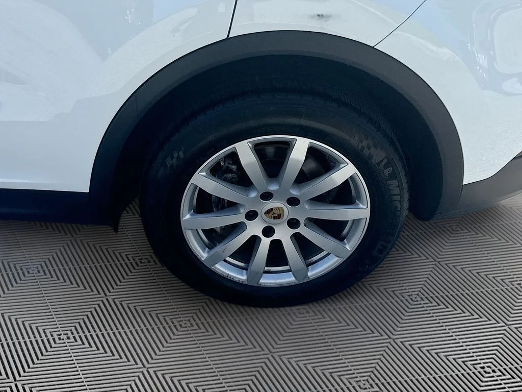 Used 2021  Porsche Base image 34