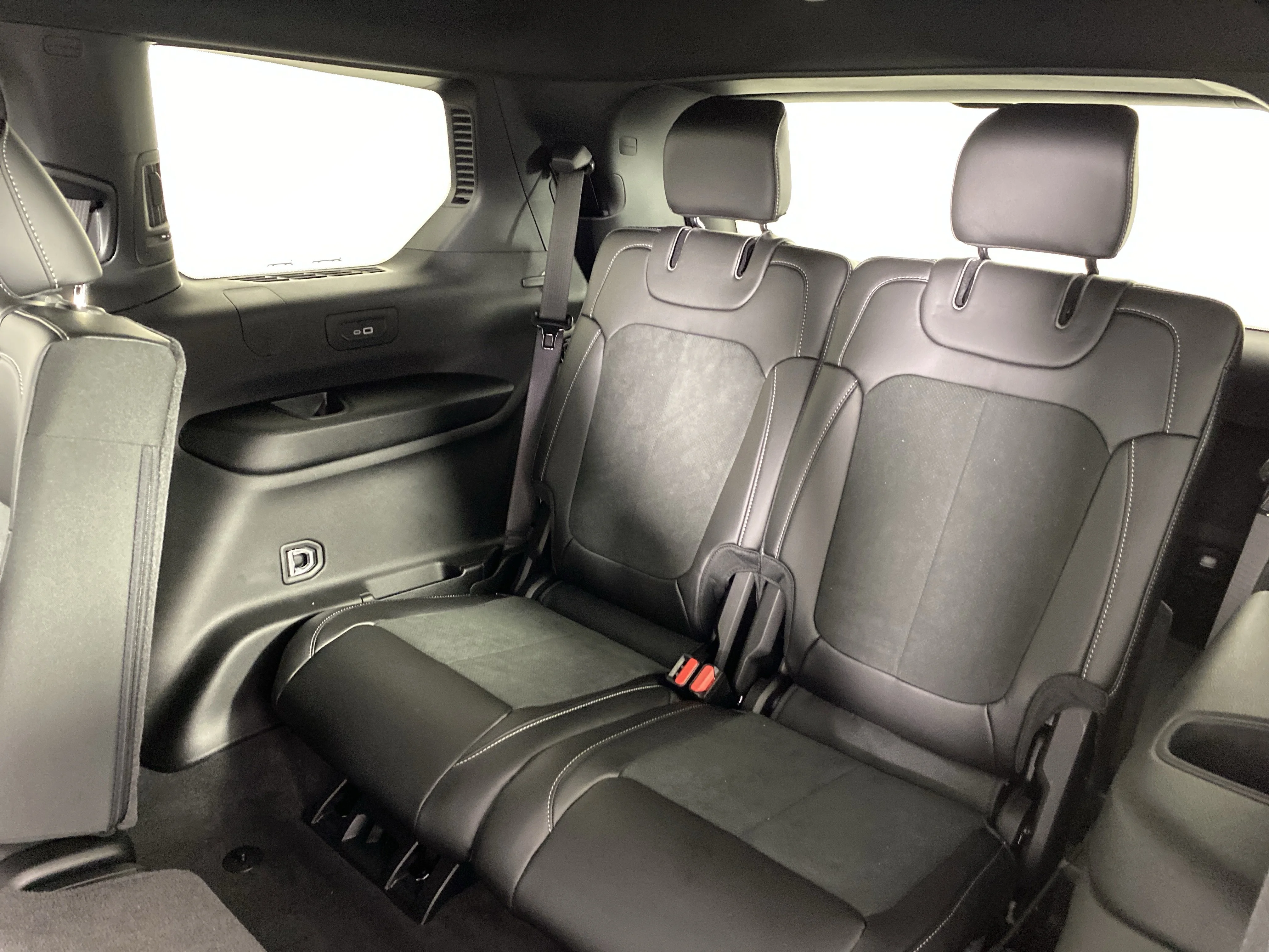 New 2026 Diamond Black Crystal Pearl-Coat Exterior Paint Jeep Laredo image 31