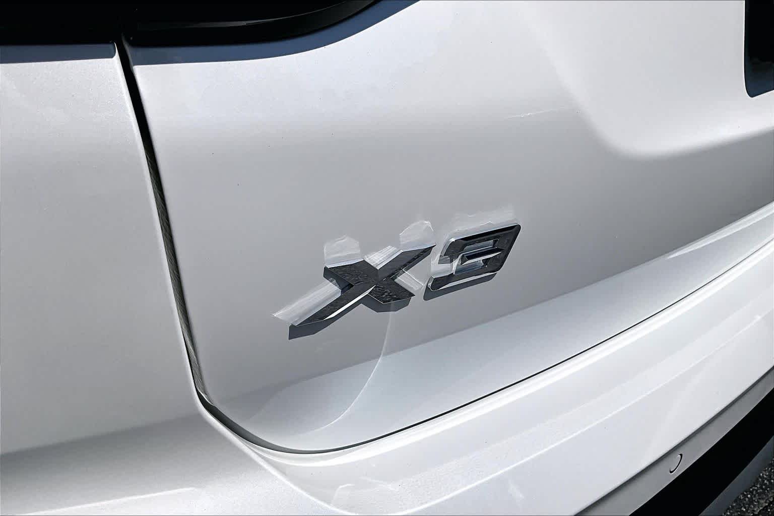 Used 2024 Mineral White Metallic BMW xDrive30i image 31