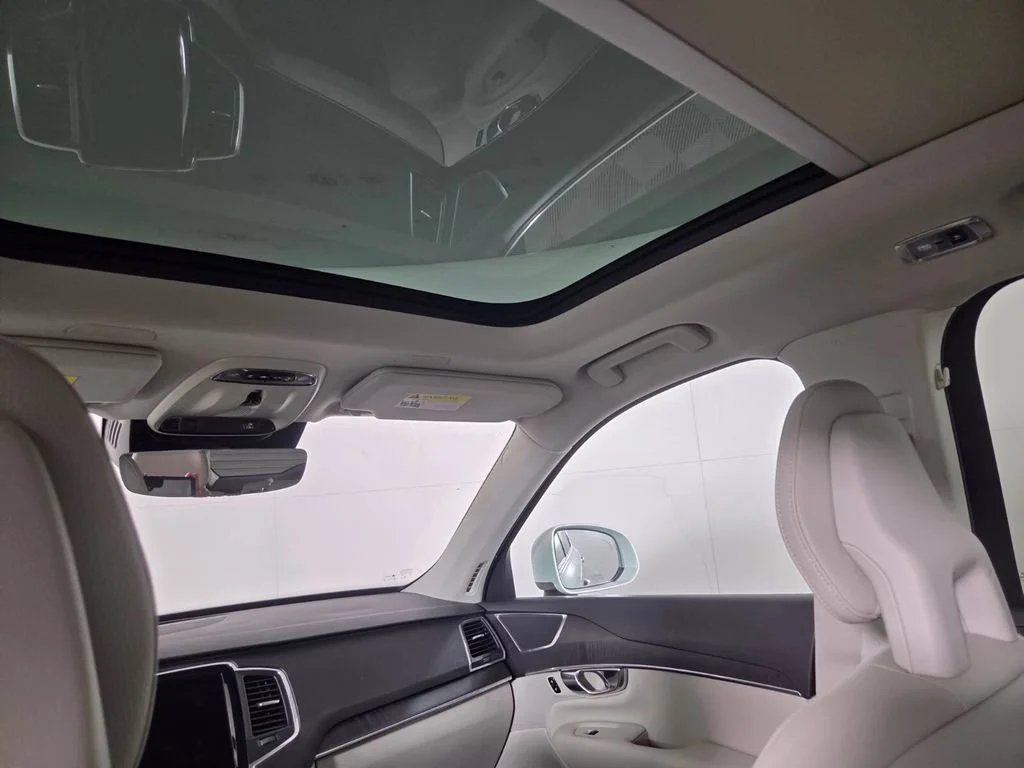 Used 2020 Crystal White Volvo Momentum image 26