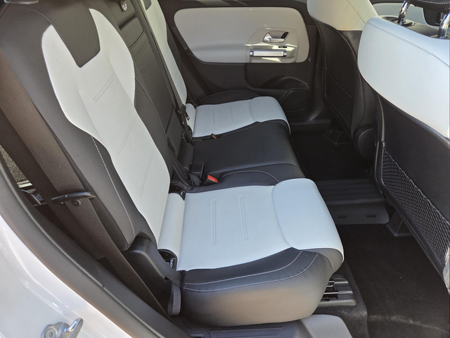 Used 2022  Mercedes-Benz GLB 250 image 30