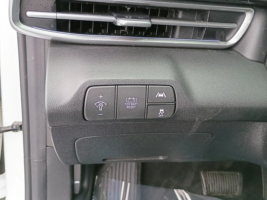 Used 2022 Ceramic White Hyundai Limited image 18