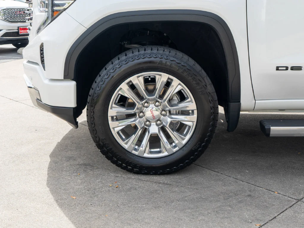 Used 2023 White GMC Denali image 32