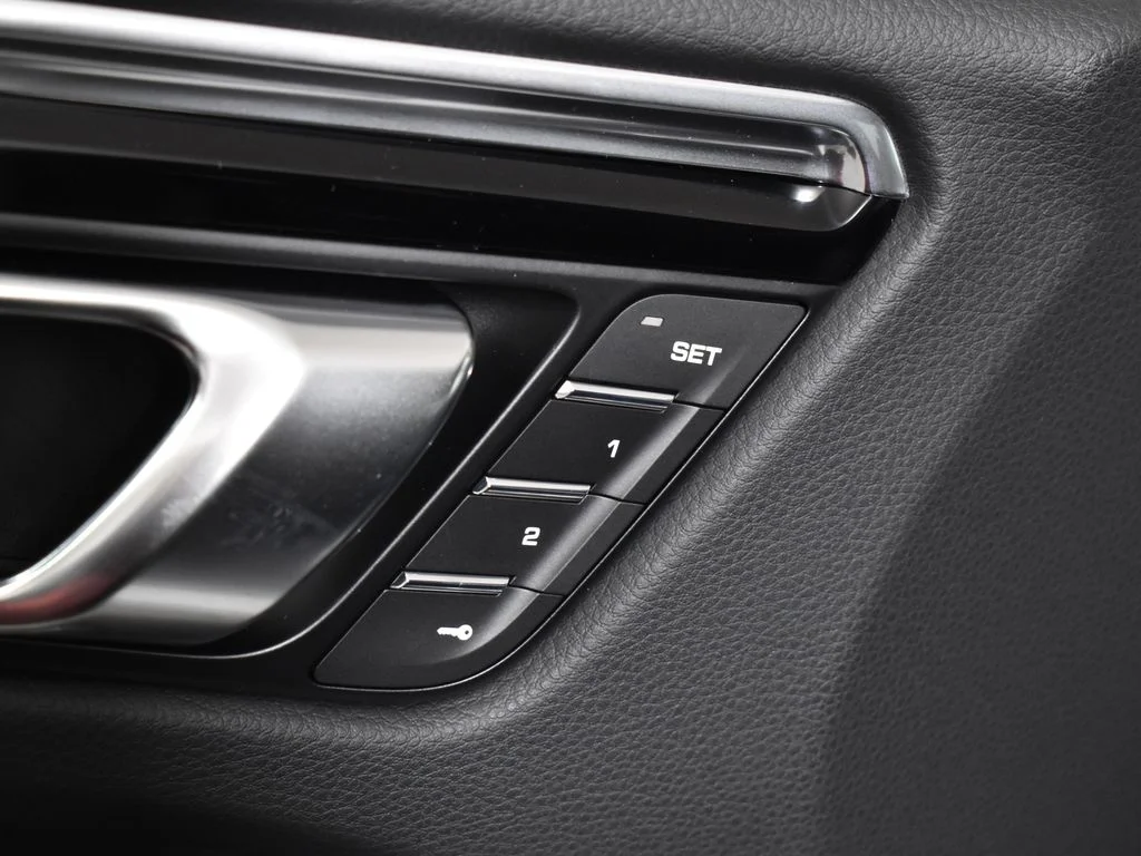 2026 Porsche Macan - Photo 33