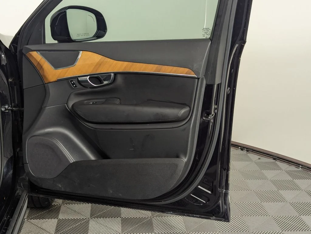 Used 2023 Black Volvo B6 Plus 7-Seater image 54