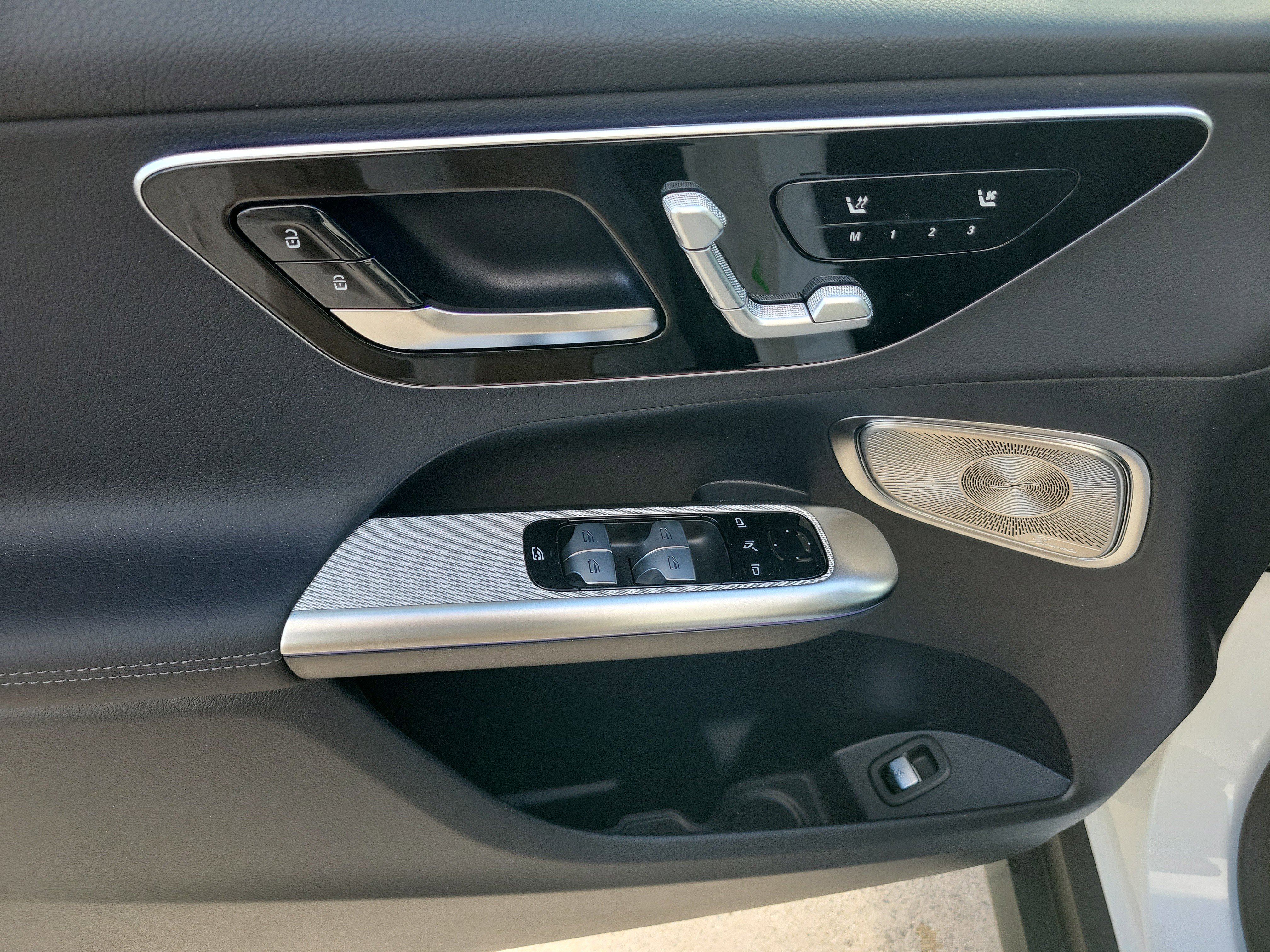 New 2026 Polar White Mercedes-Benz GLC 300 image 17