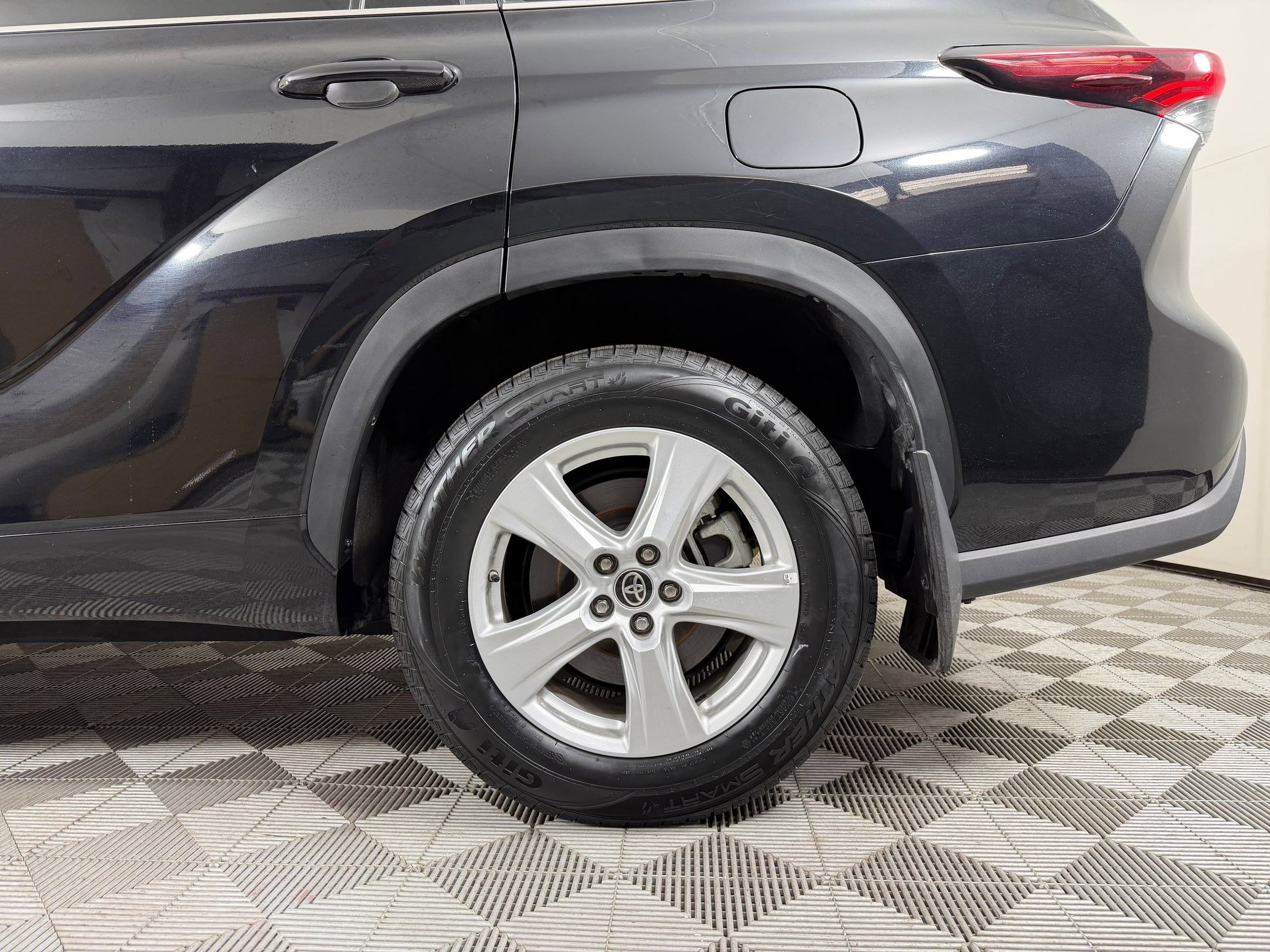 2024 Toyota Highlander LE - Photo 27