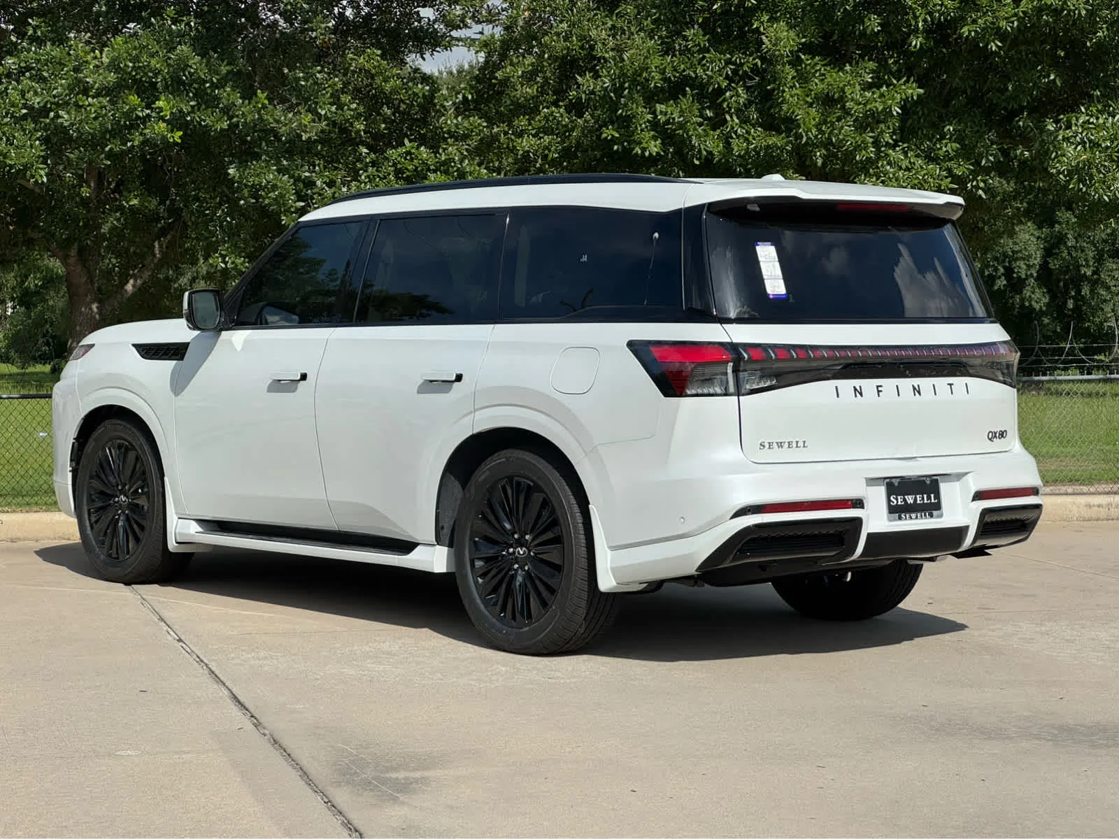 New 2026 RADIANT WHITE INFINITI Luxe 2WD image 4