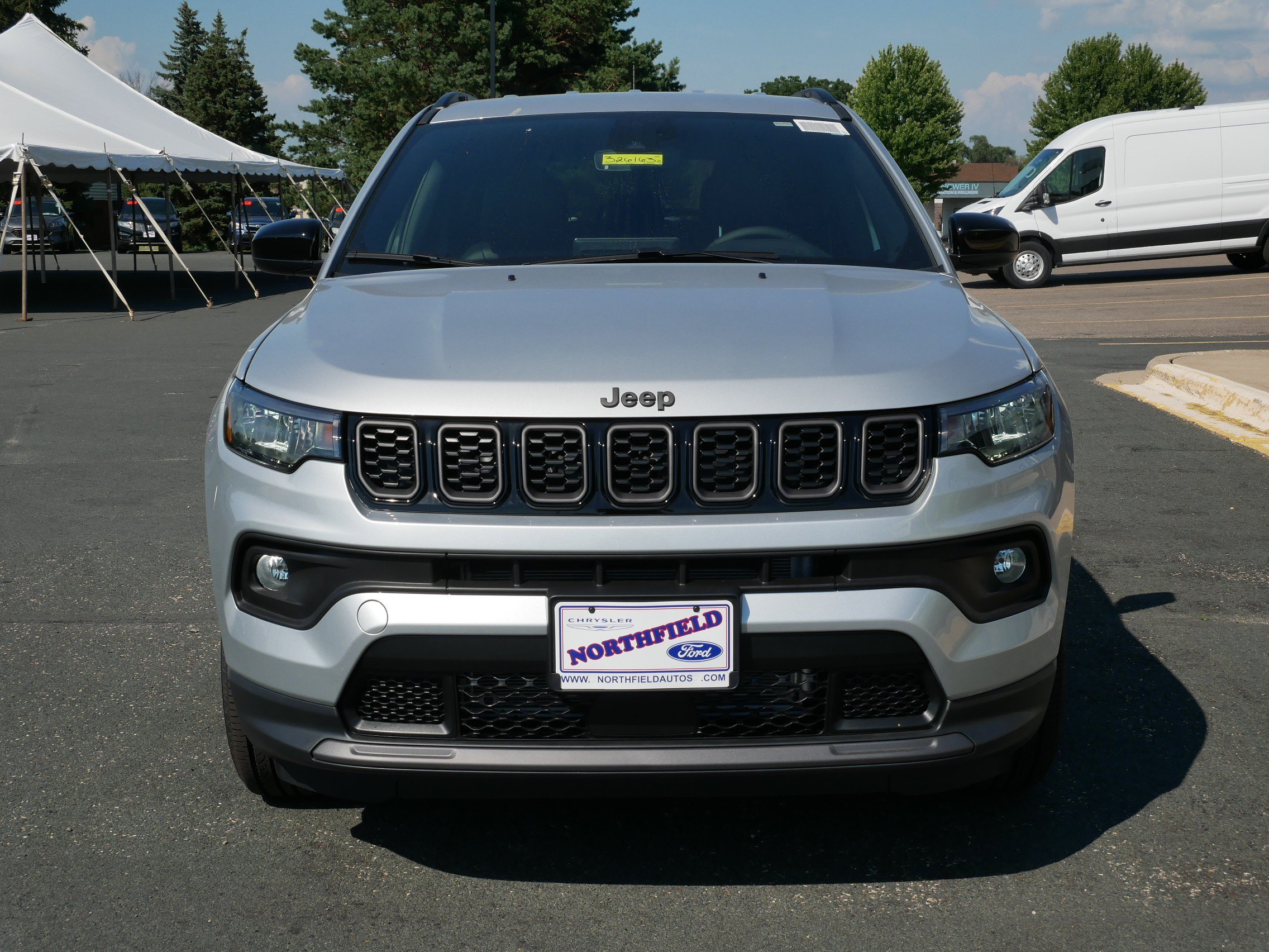 New 2026 Silver Zynith Metallic Clearcoat Jeep Latitude Altitude image 3