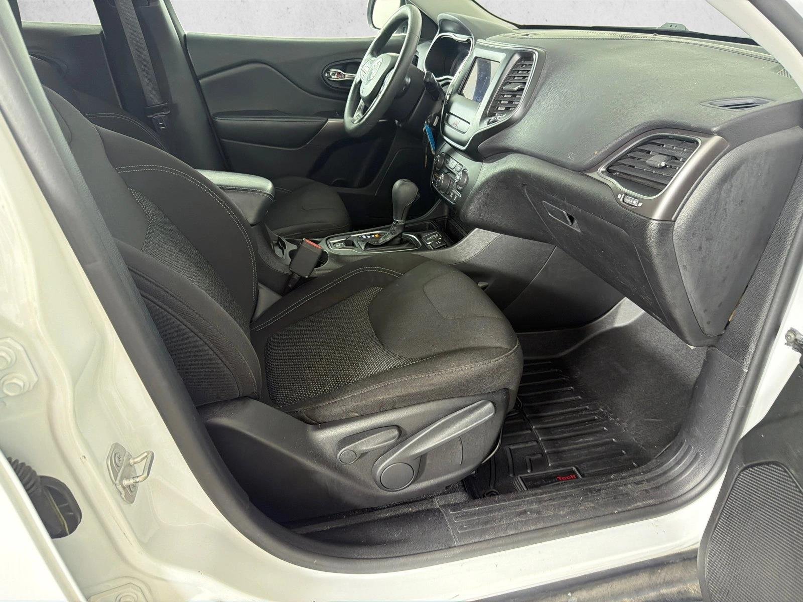 Used 2019 Bright White Clearcoat Jeep Latitude image 13