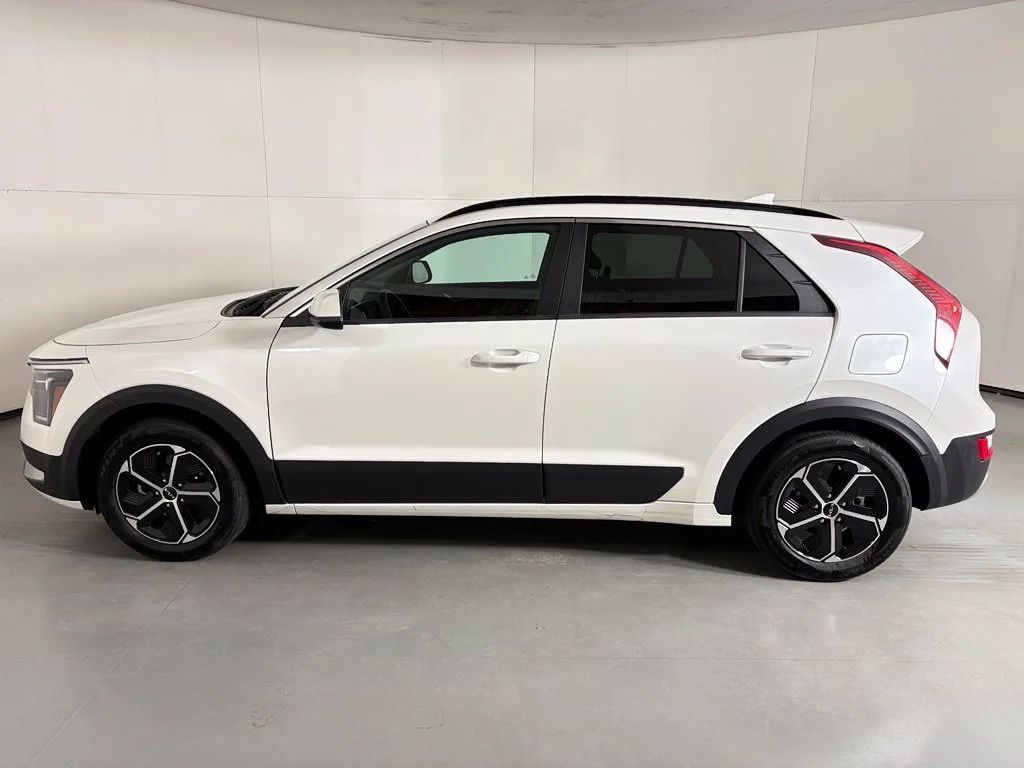 Used 2025 White Kia LX image 5