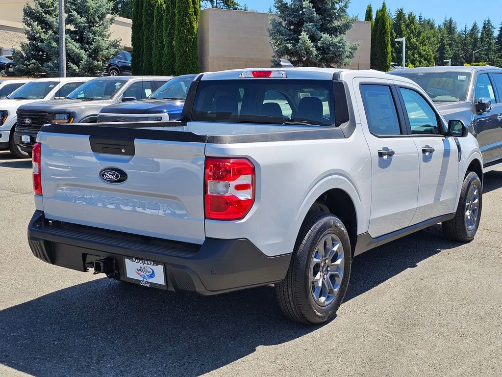 New 2025 Space White Metallic Ford XLT image 7