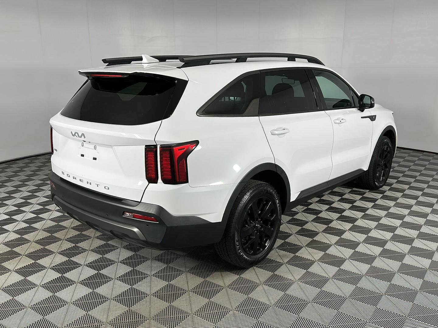 Used 2022 Glacial White Pearl Kia  image 9