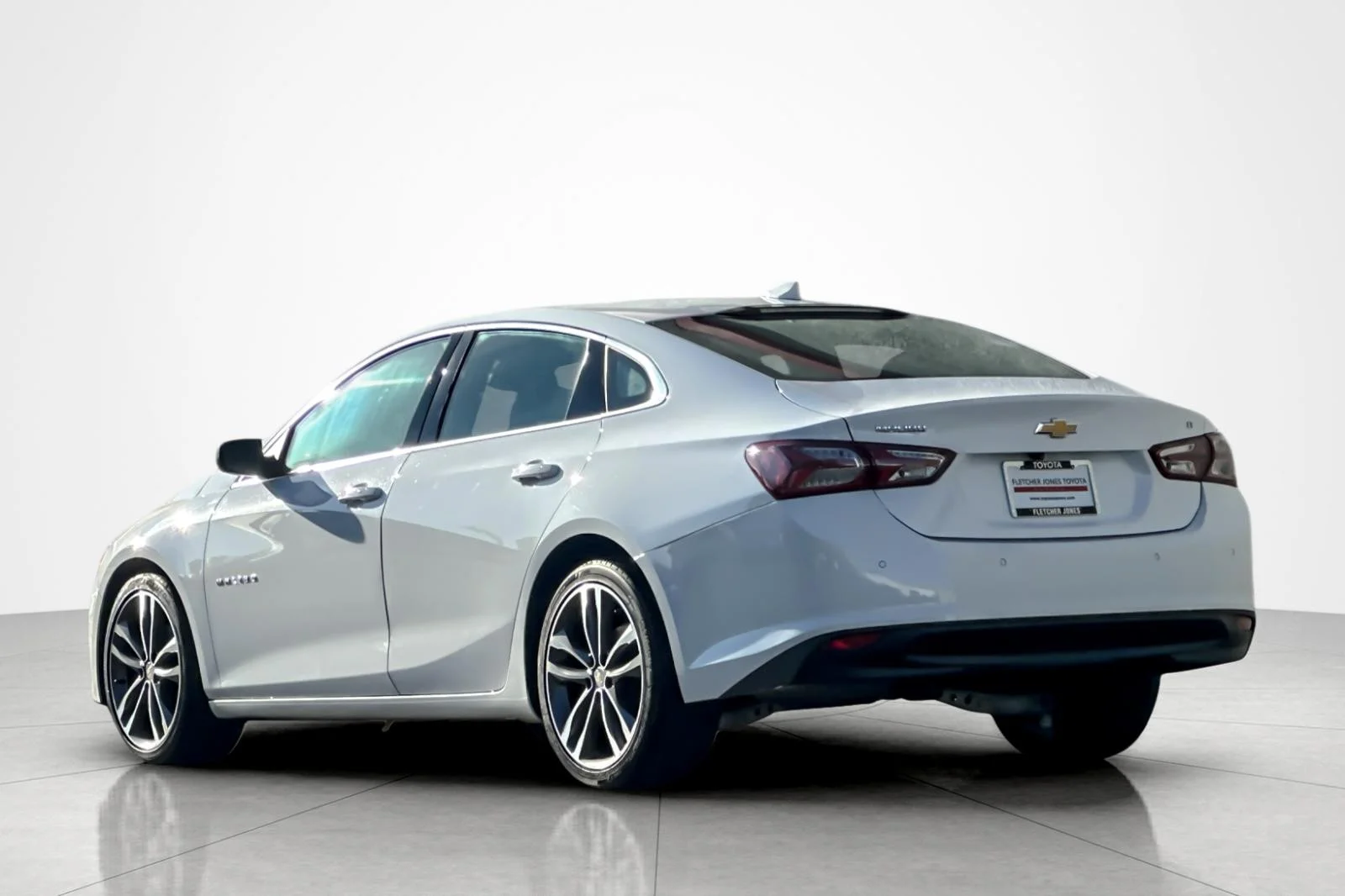 Used 2024 Summit White Chevrolet LT image 3