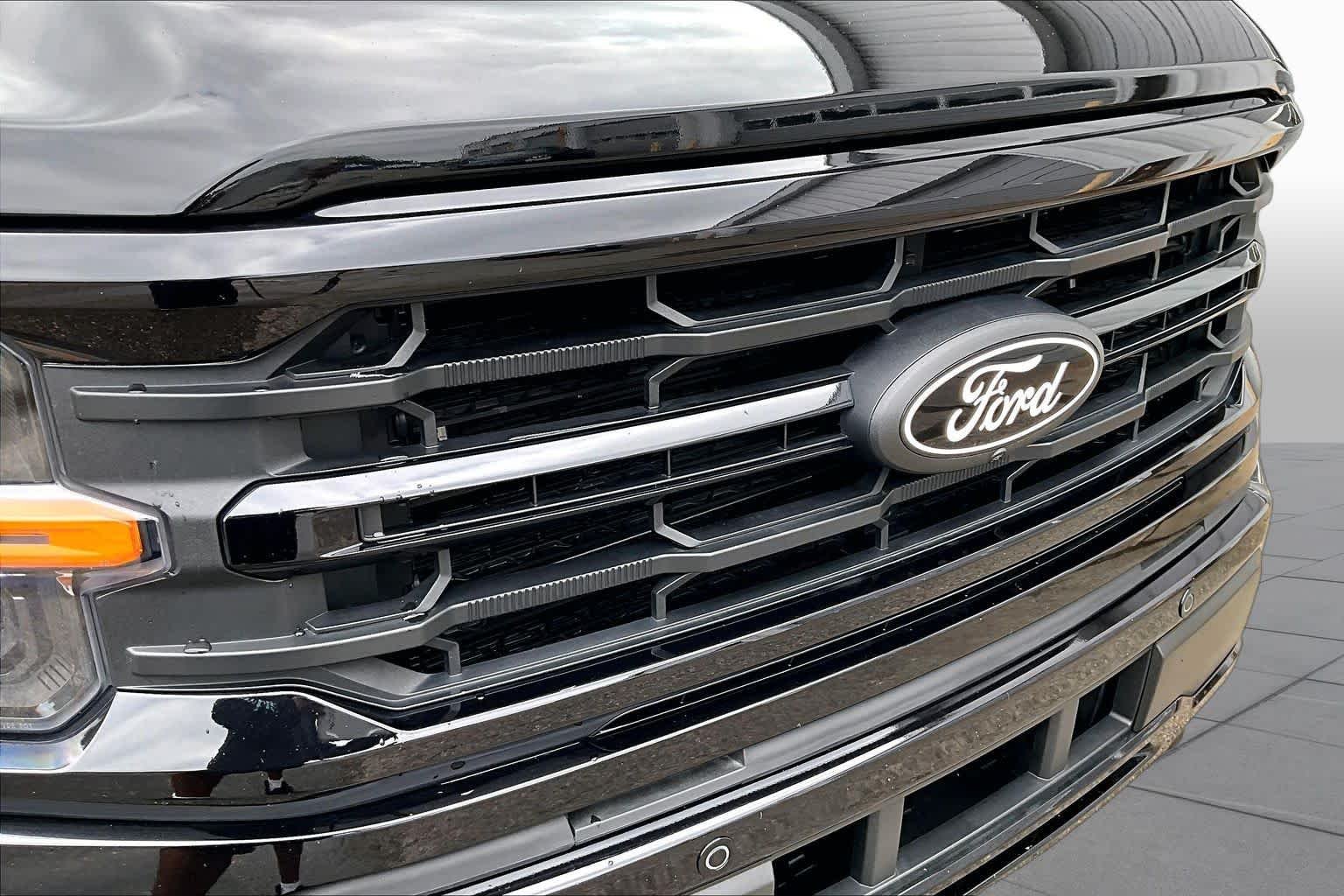 Used 2025 Agate Black Metallic Ford XLT image 30
