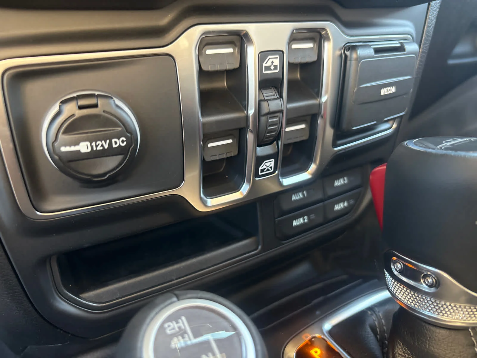 New 2026 Black Clear-Coat Exterior Paint Jeep Sahara image 27