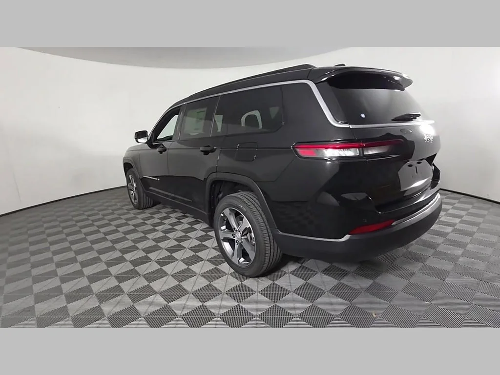 New 2026 Diamond Black Crystal Pearl-Coat Exterior Paint Jeep Limited image 31
