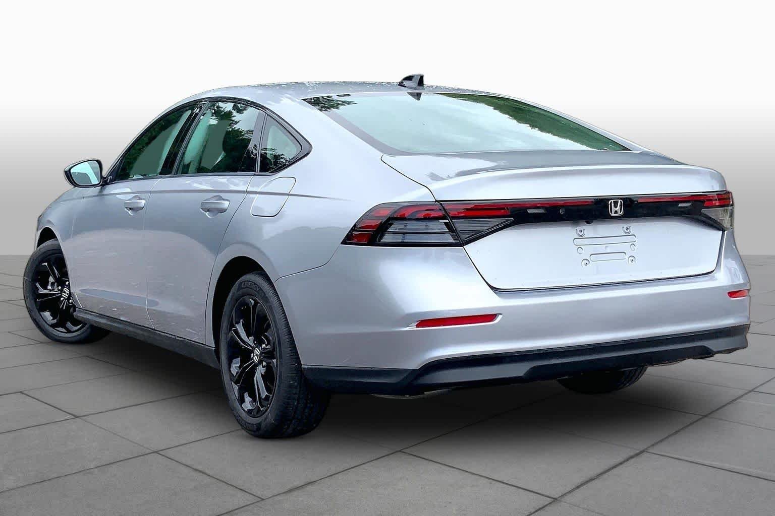 Used 2025 Meteorite Gray Metallic Honda SE image 12
