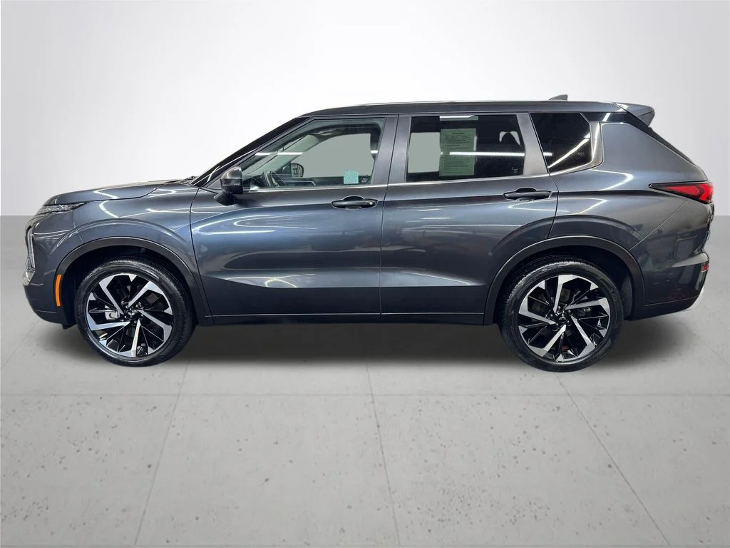 Used 2024 Gray Mitsubishi SE image 3