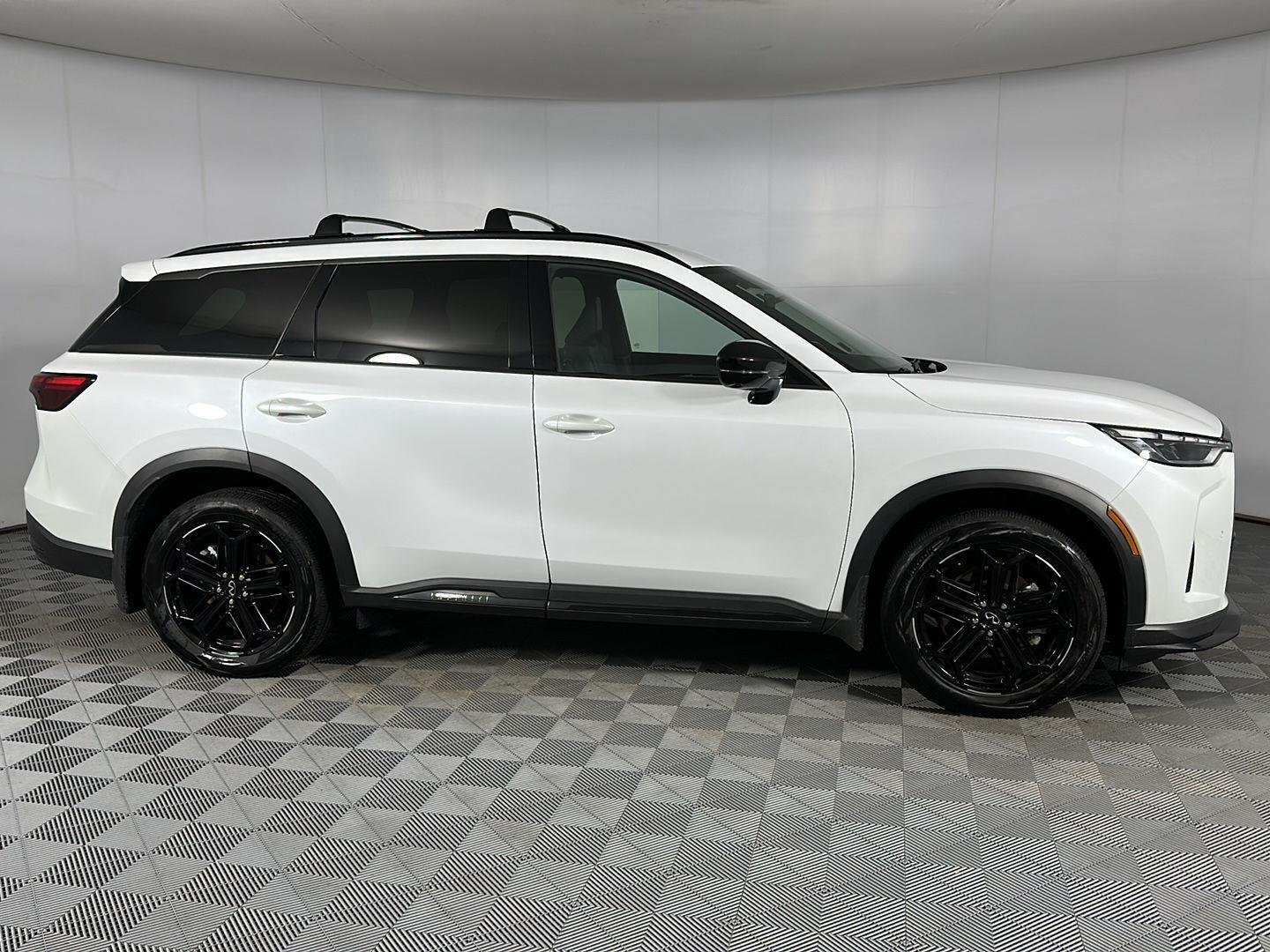 Used 2026 Radiant White INFINITI SPORT image 33