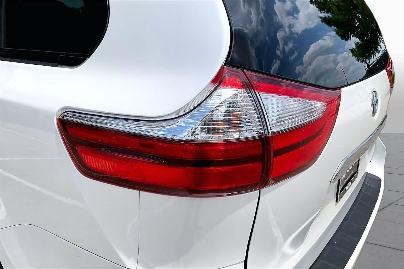Used 2016 Blizzard Pearl Toyota Ltd Premium image 27