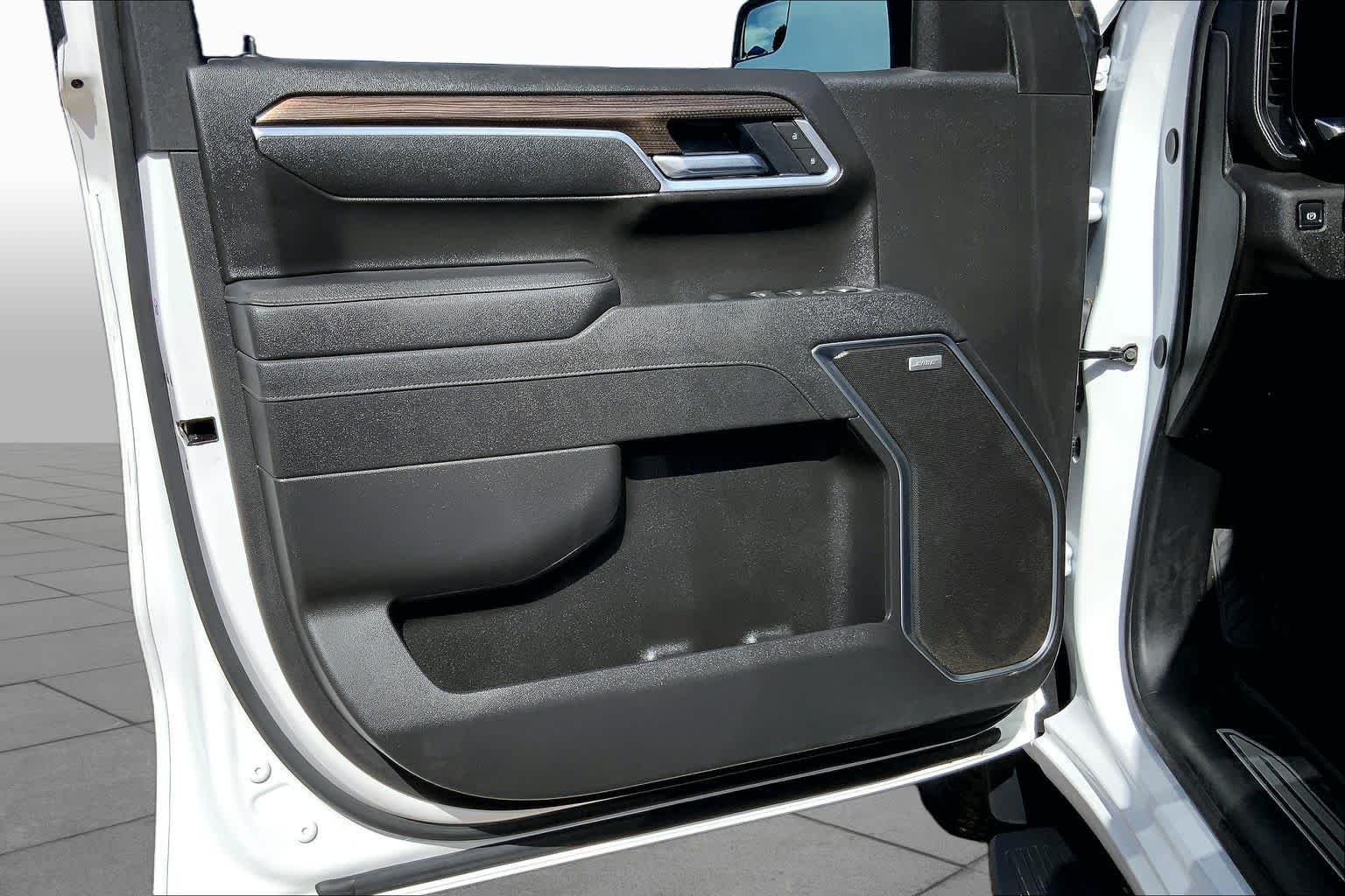 Used 2025 Summit White Chevrolet RST image 22