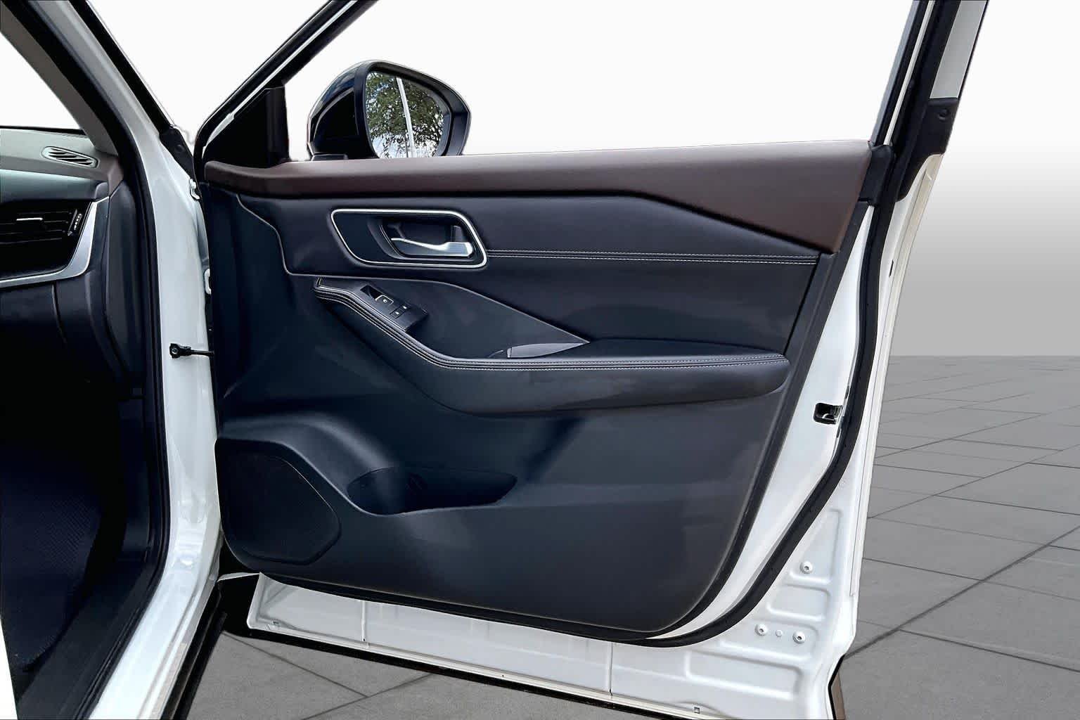 Used 2023 Pearl White Tricoat/Super Black Nissan Platinum image 23
