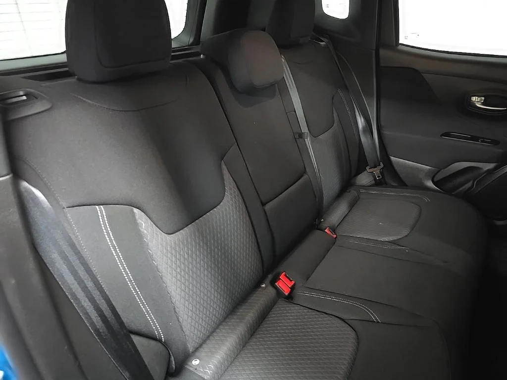 Used 2021 Bikini Metallic Clearcoat Jeep Latitude image 16