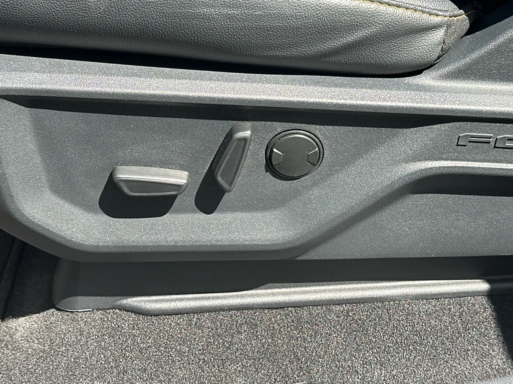 Used 2025  Ford Tremor image 32