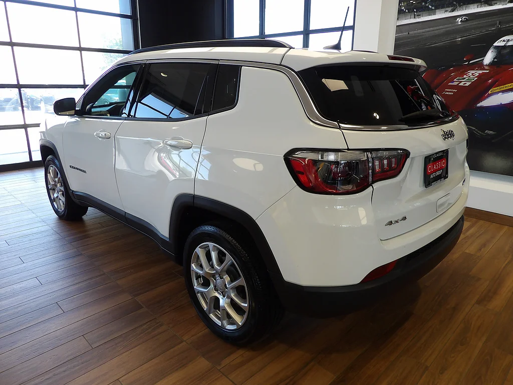 Used 2024 Bright White Clear Coat Jeep Latitude Lux image 8