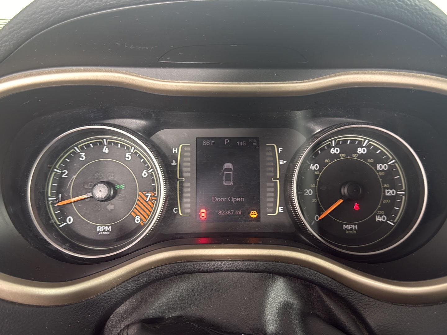 Used 2015 Bright White Clearcoat Jeep Latitude image 18