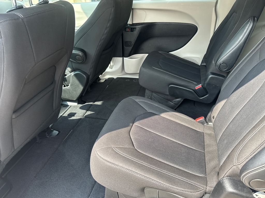 Used 2022 White Chrysler LX image 16
