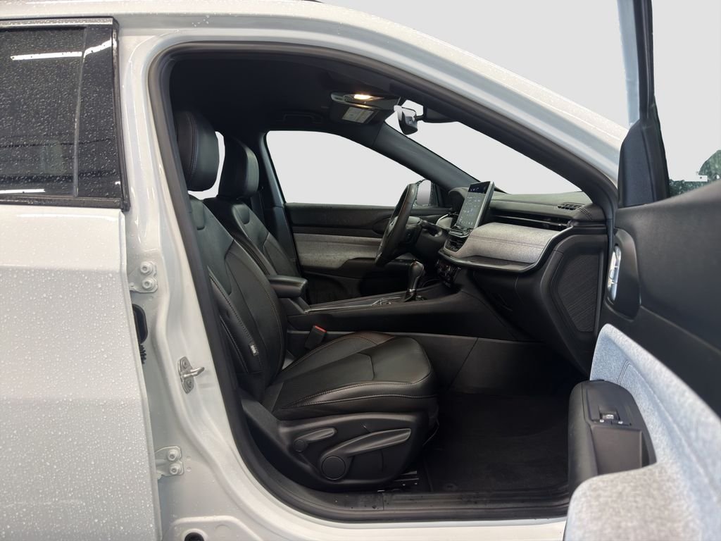 Used 2023 White Jeep Latitude Lux image 16