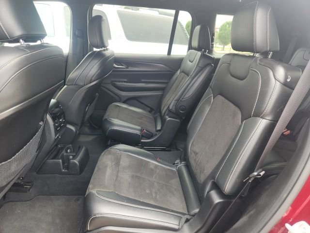Used 2023 Velvet Jeep Altitude image 3