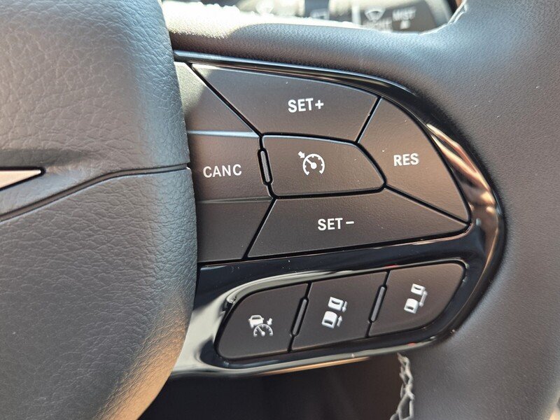 New 2027 Diamond Black Crystal Pearl-Coat Exterior Paint Chrysler LIMITED FWD image 34