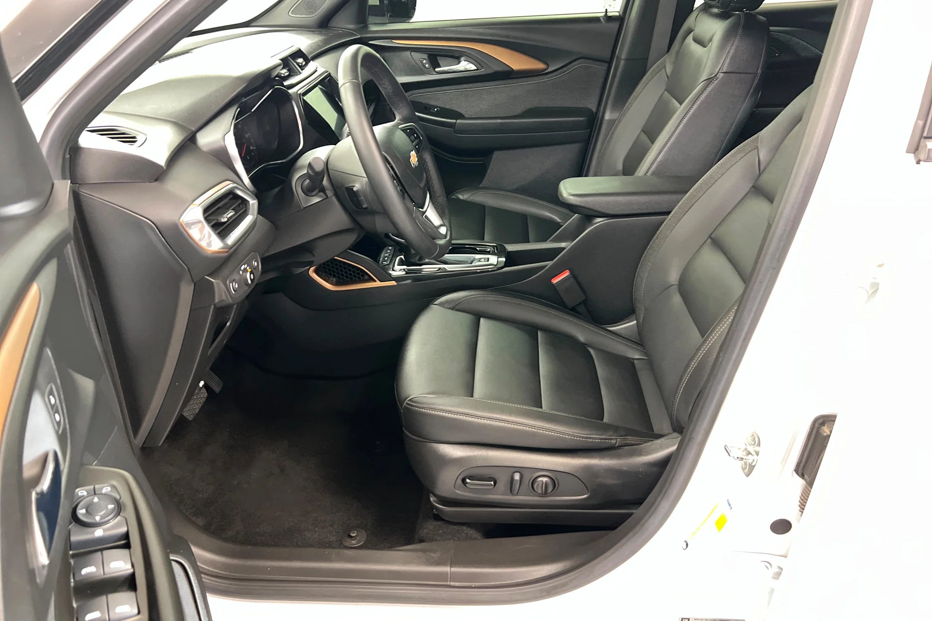 Used 2023 Summit White Chevrolet ACTIV image 17