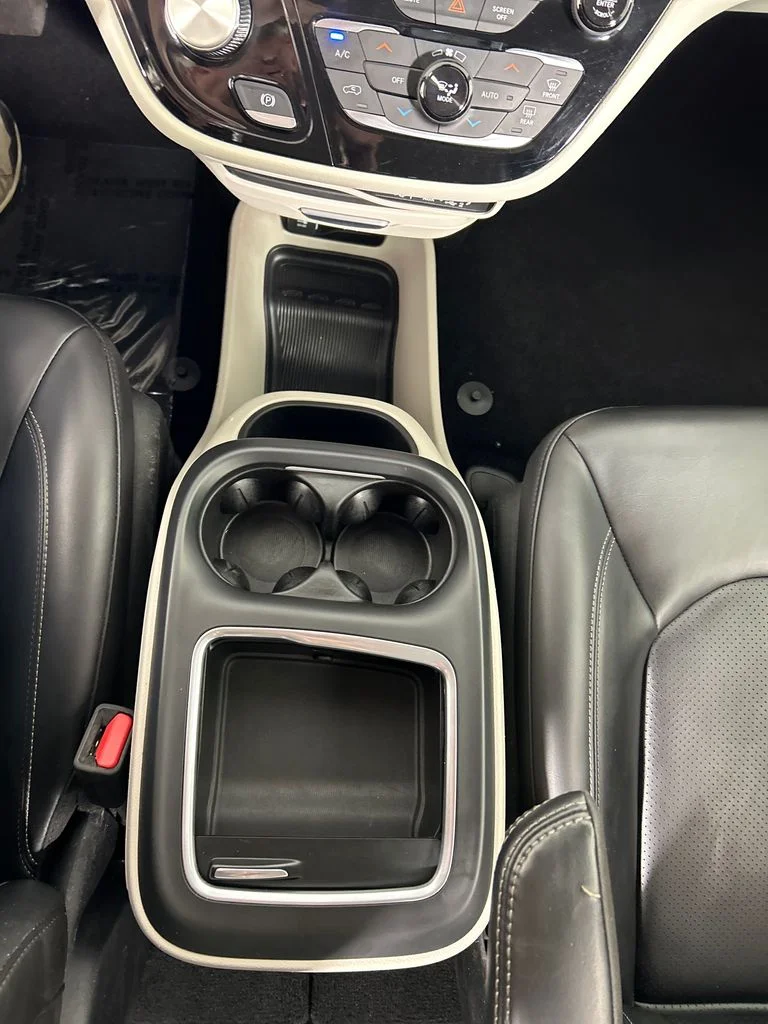 Used 2023 Silver Chrysler Touring L image 15