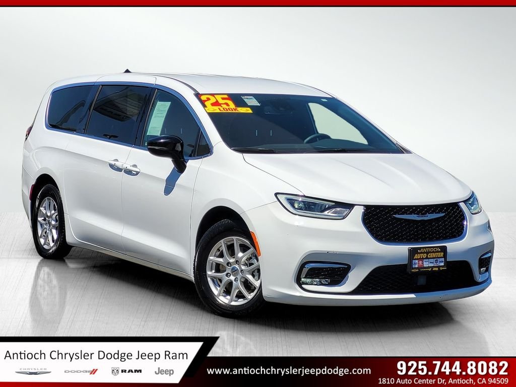 2025 Chrysler Pacifica Select's photo