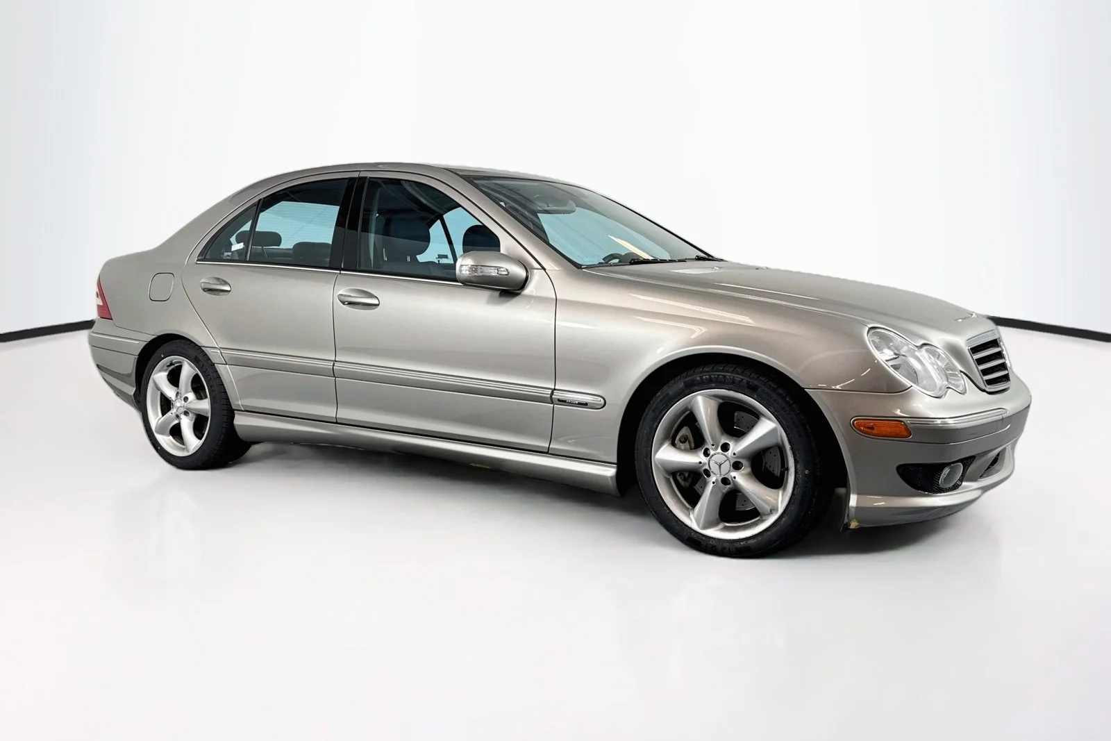 Used 2005 Gold Mercedes-Benz 1.8L image 3