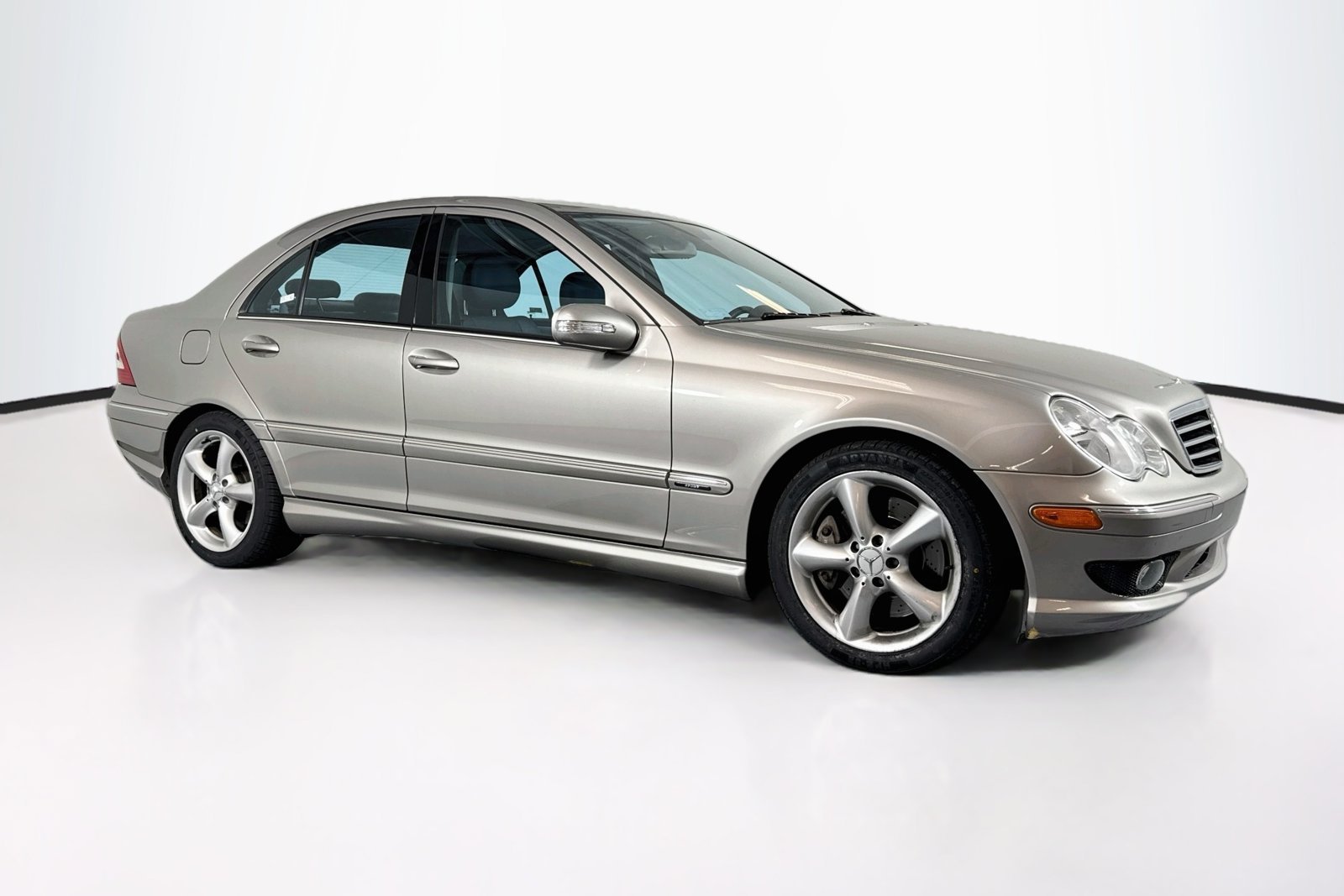 Used 2005 Gold Mercedes-Benz 1.8L image 3
