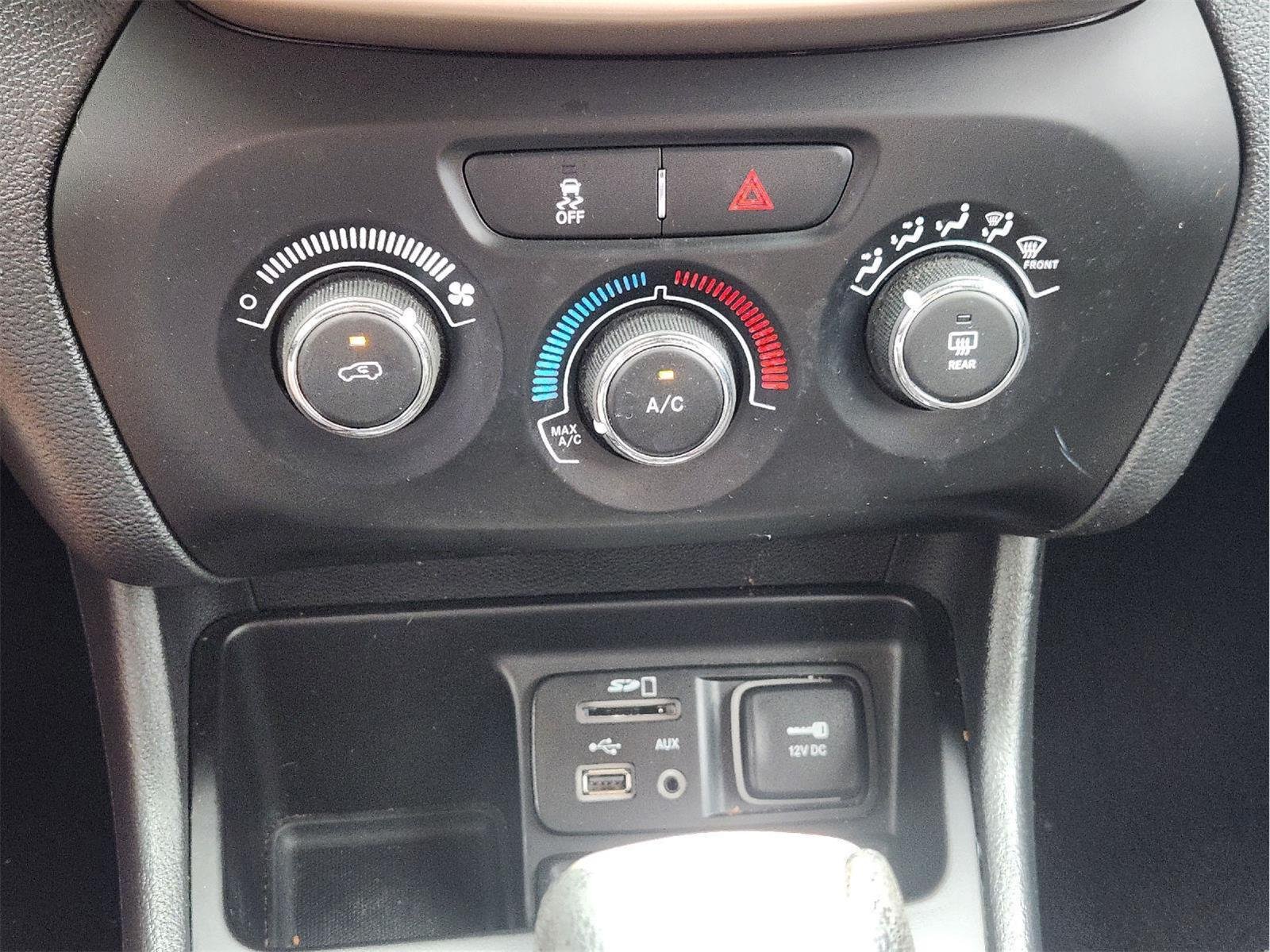 Used 2015 Bright White Clearcoat Jeep Sport image 17