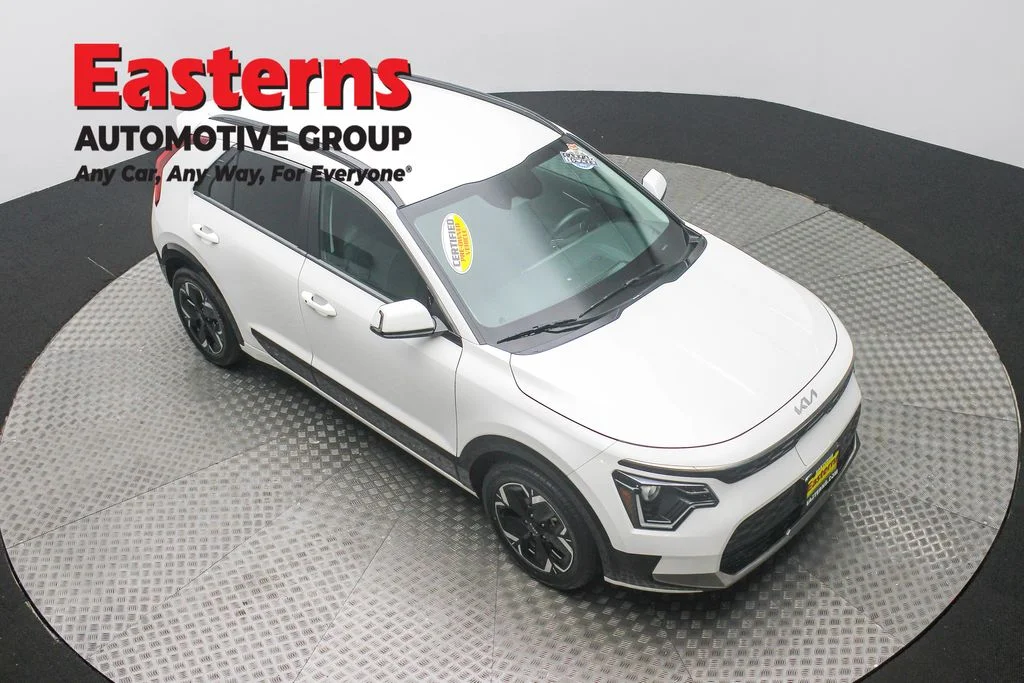 Used 2024 White Kia Wind image 3