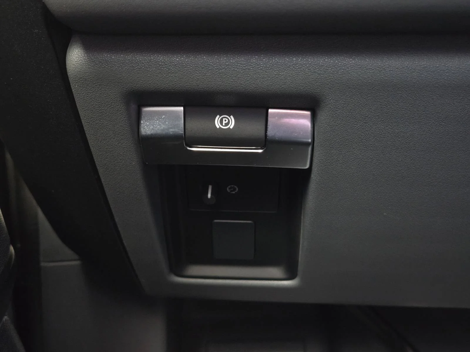 Used 2025 Gray Land Rover V8 image 20
