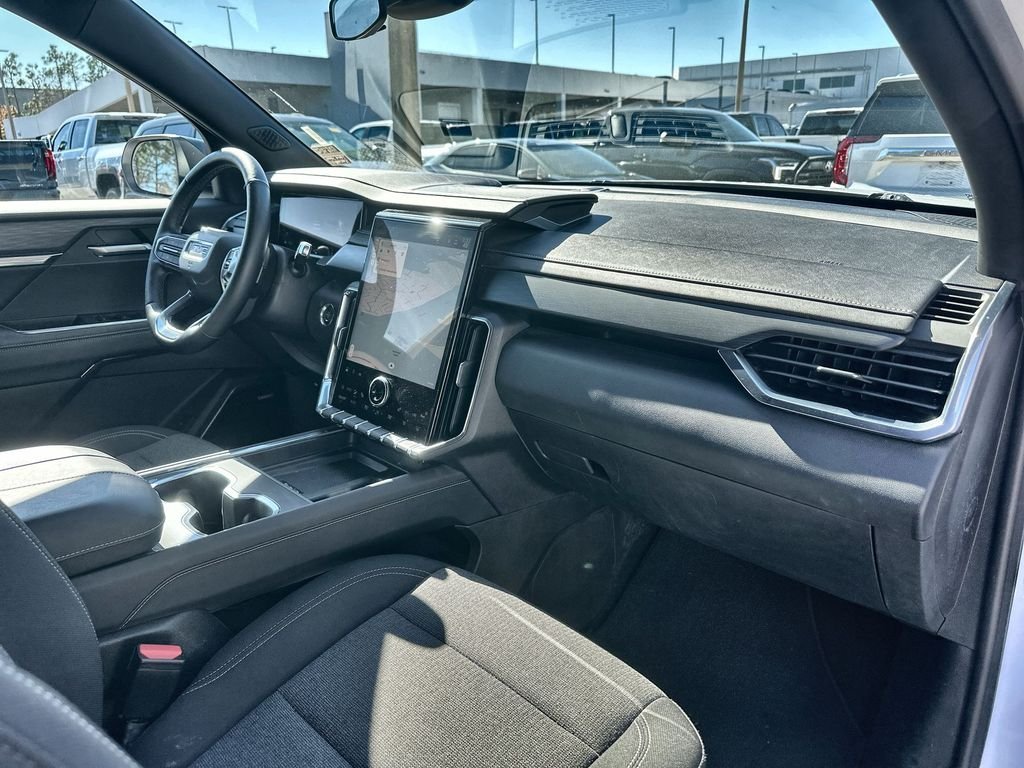 Used 2025 Summit White GMC Elevation image 28