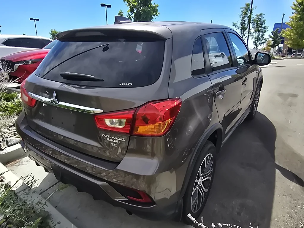 Used 2018 Quartz Brown Metallic Mitsubishi SE 2.4 image 5